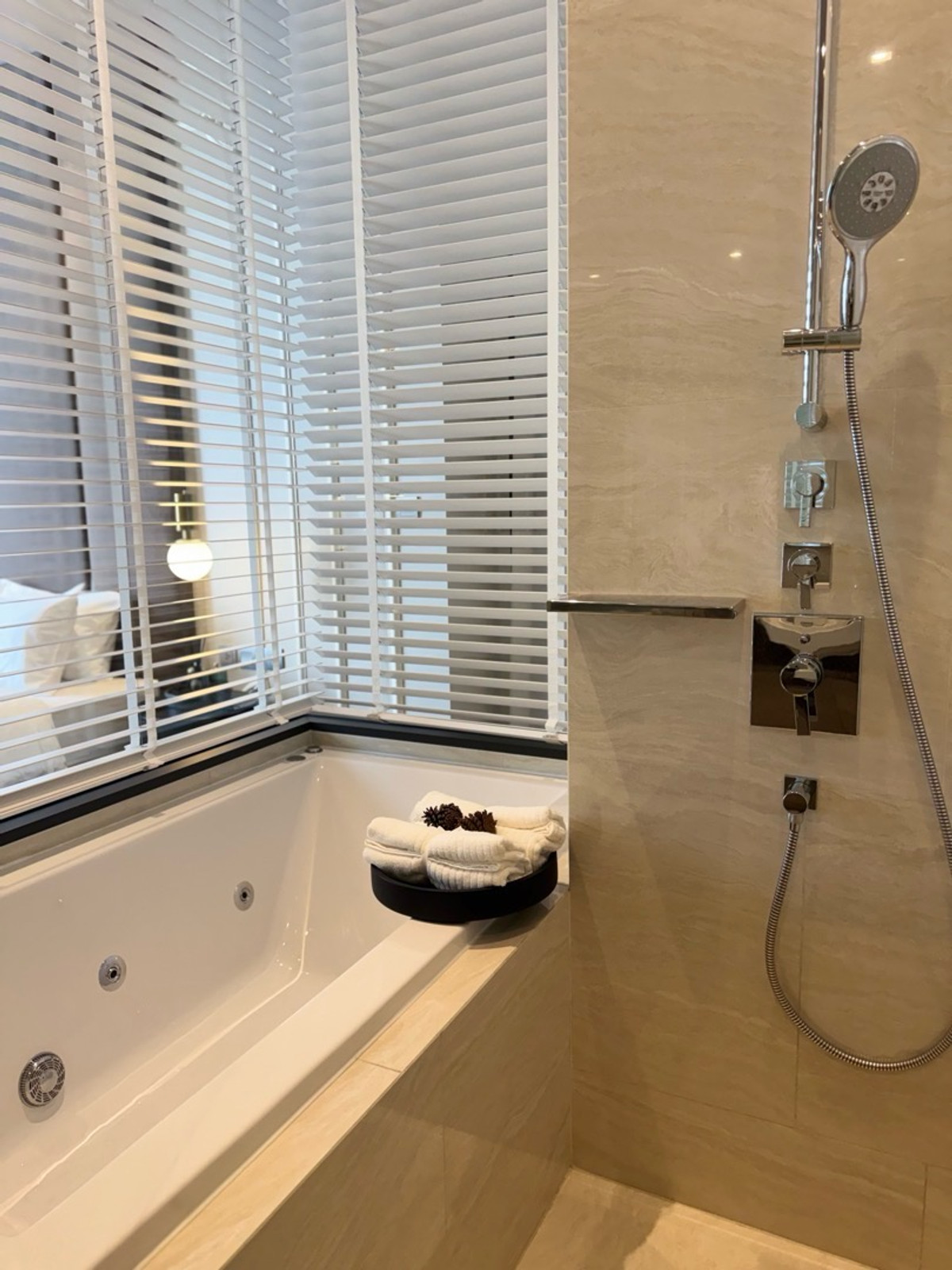 ขายคอนโดสีลม ศาลาแดง บางรัก : ขายห้อง ชั้นสูง พร้อมเฟอร์ ตามรูป Ashton Silom ราคา 11.17 ล้านบาท ติดต่อ 0869017364