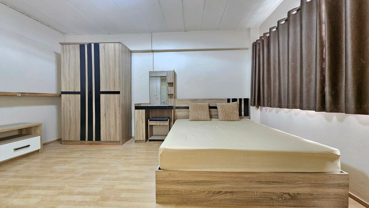 For RentCondoLadprao101, Happy Land, The Mall Bang Kapi : Condo for rent, Lumpini Happyland, opposite The Mall Bangkapi, fully furnished, electrical appliances, 5,200 baht.