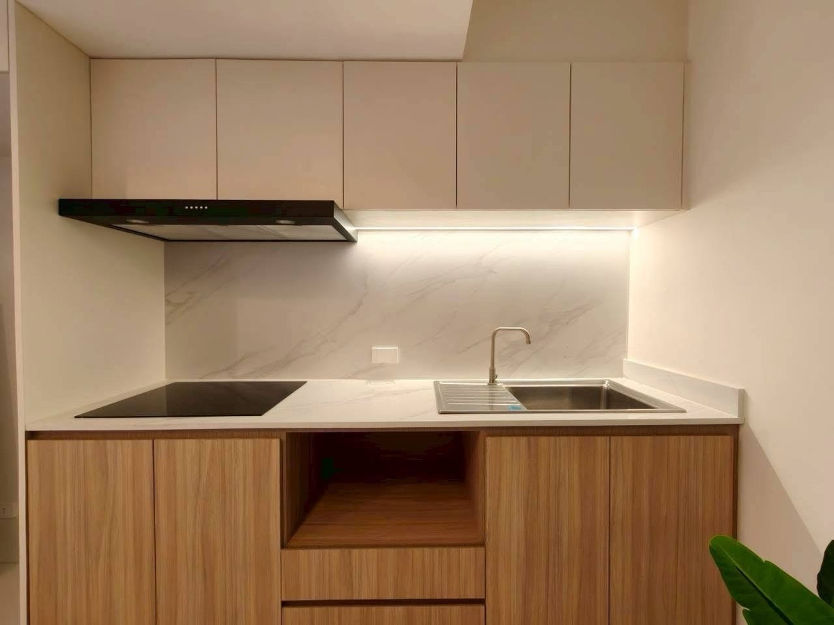 ให้เช่าทาวน์โฮมอ่อนนุช อุดมสุข : ให้เช่า townhouse khlongton nivet ทาวเฮ้าส์ หมู่บ้านคลองตันนิเวศน์ 
🛏️ 2 ห้องนอน 🛁 2 ห้องน้ำ ขนาด 24 ตรว. พื้นที่ใช้สอย 170 ตรม. ✨ ราคา 55,000 บาท 