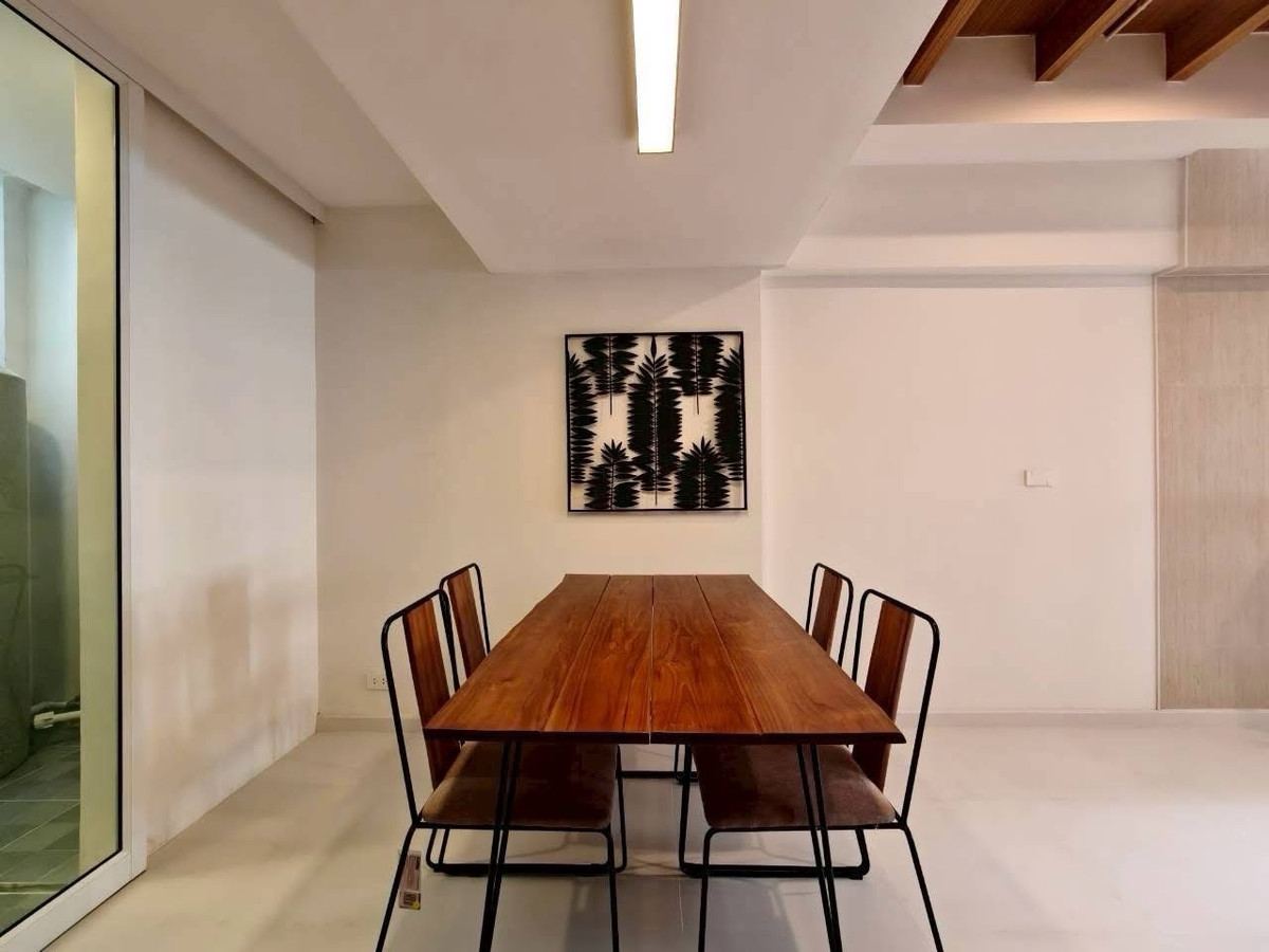 ให้เช่าทาวน์โฮมอ่อนนุช อุดมสุข : ให้เช่า townhouse khlongton nivet ทาวเฮ้าส์ หมู่บ้านคลองตันนิเวศน์ 
🛏️ 2 ห้องนอน 🛁 2 ห้องน้ำ ขนาด 24 ตรว. พื้นที่ใช้สอย 170 ตรม. ✨ ราคา 55,000 บาท 