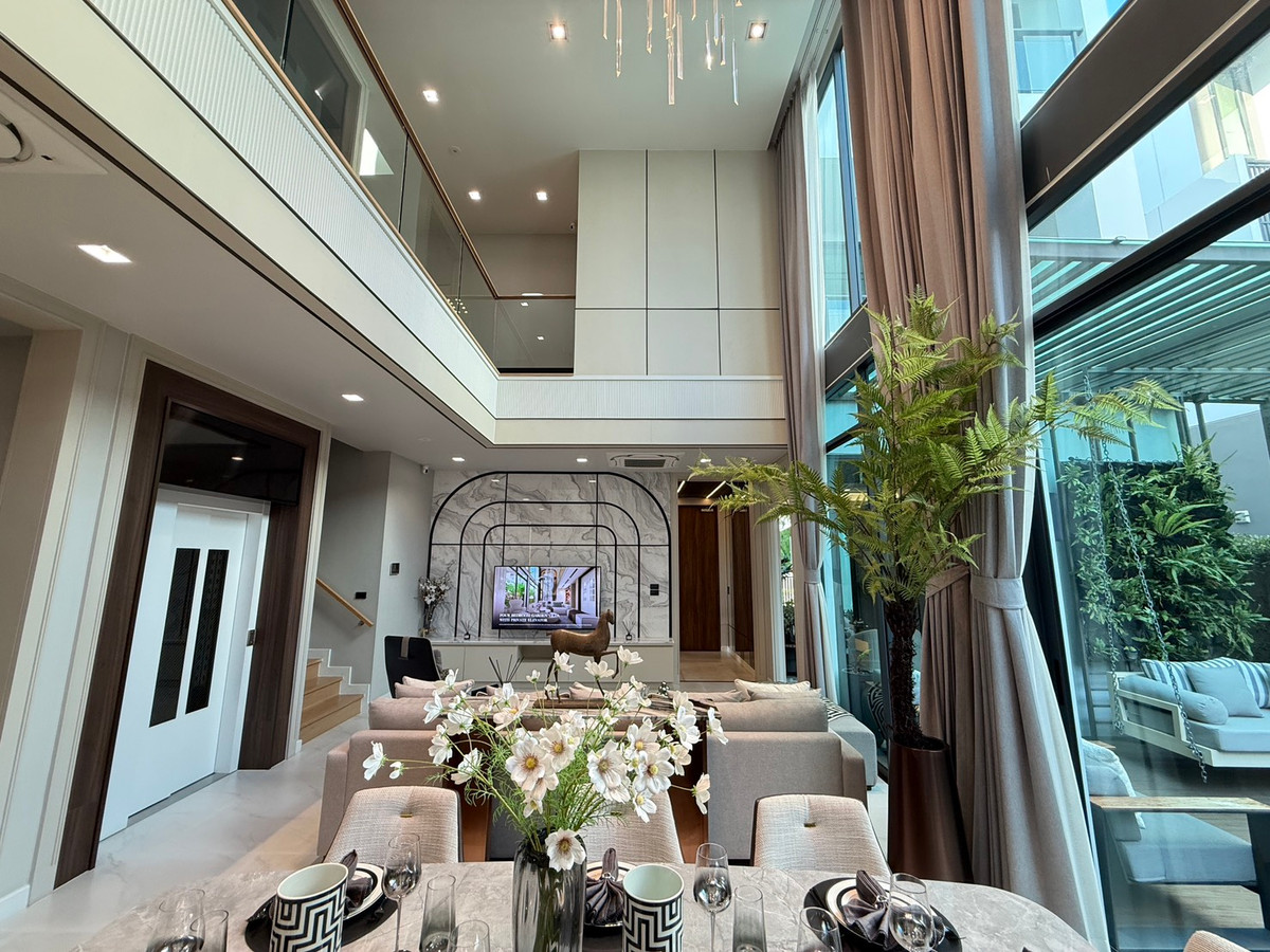 For SaleHouseLadkrabang, Suwannaphum Airport : THE ONE Signature Bangna–Rama 9 Venti – Spacious 3-Storey Detached House in Bangna–Rama 9 Please call: 082-894-4624