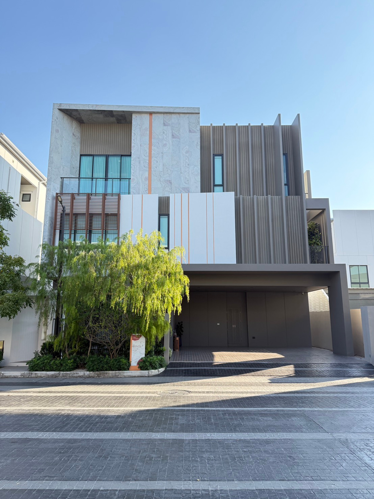 For SaleHouseLadkrabang, Suwannaphum Airport : THE ONE Signature Bangna–Rama 9 Venti – Spacious 3-Storey Detached House in Bangna–Rama 9 Please call: 082-894-4624