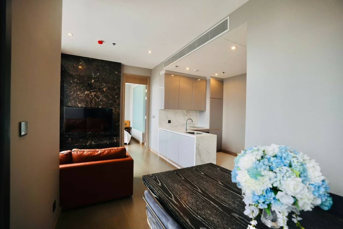 For RentCondoRama9, Petchburi, RCA : OndoThe Esse at Singha Complex, Luxury level, in the heart of Asoke-Phetchaburi. Suitable for those looking for privacy. living quality and the most convenient travel, newly renovated, perfectly decorated with built-ins, ready to move in Rama 9 city view