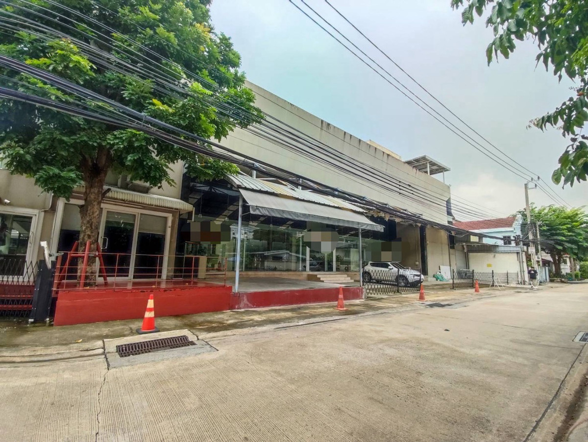 For RentShowroomAri,Anusaowaree : For rent, commercial office showroom @ Soi Phahon Yothin, Ari area, Phayathai, near La Villa Ari, has parking for 10 cars, accommodating tenants, beauty clinics, Saha clinic, dentistry, wellness, and other product showrooms.