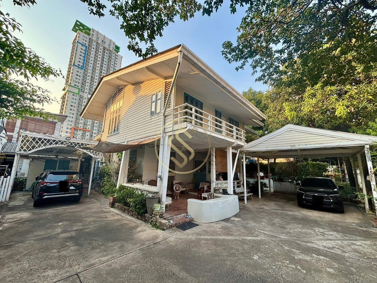 For SaleHouseSapankwai,Jatujak : Land and house for sale Beautiful plot in the heart of Pradipat, Saphan Khwai, Ari, 194 square meters, near BTS Saphan Khwai, only 1.3 km., very good location, good value for investment.