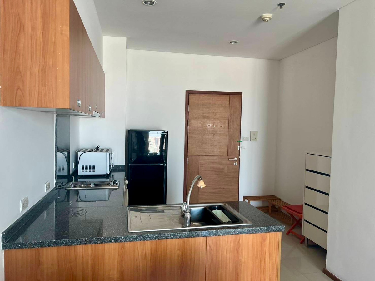 For RentCondoWongwianyai, Charoennakor : For rent, beautifully decorated room, 50 square meters, view of Icon Siam, Condo Villa Sathorn, next to BTS Krung Thonburi.