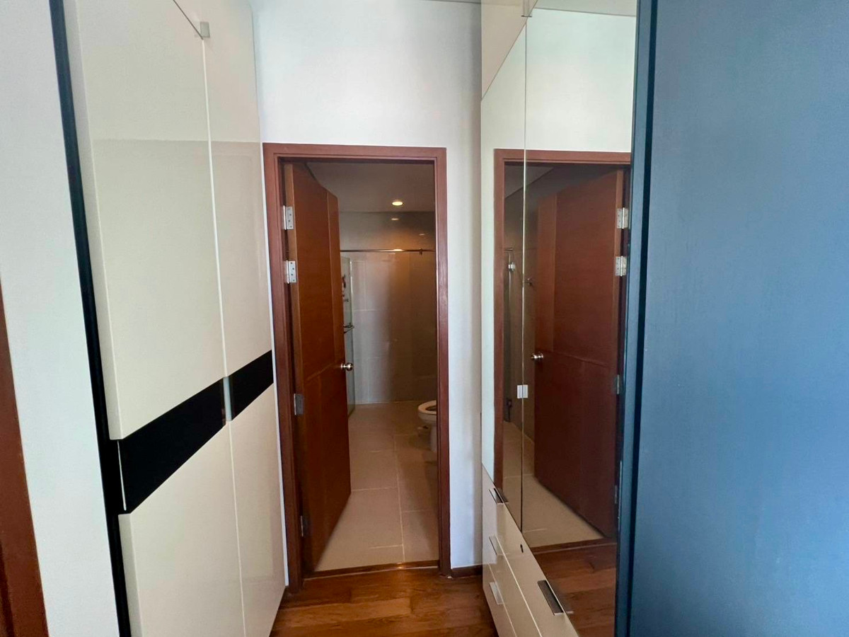 For RentCondoWongwianyai, Charoennakor : For rent, beautifully decorated room, 50 square meters, view of Icon Siam, Condo Villa Sathorn, next to BTS Krung Thonburi.