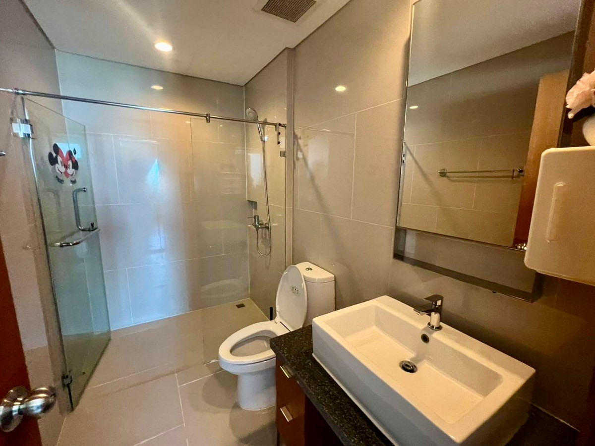 For RentCondoWongwianyai, Charoennakor : For rent, beautifully decorated room, 50 square meters, view of Icon Siam, Condo Villa Sathorn, next to BTS Krung Thonburi.