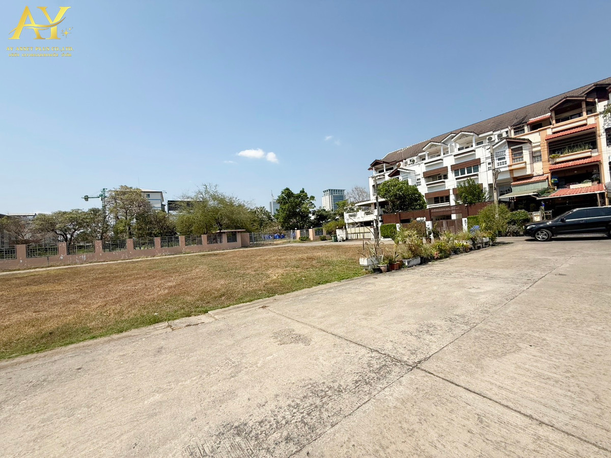 For SaleLandChaengwatana, Muangthong : Urgent sale‼️ Land in prime location, 4 plots✨ 1-1-25.7 rai, Chaengwattana - Pak Kret Soi 28, behind Central Chaengwattana, only 63,084,000 baht 🔥🔥🔥 (120,000 / sq m.)