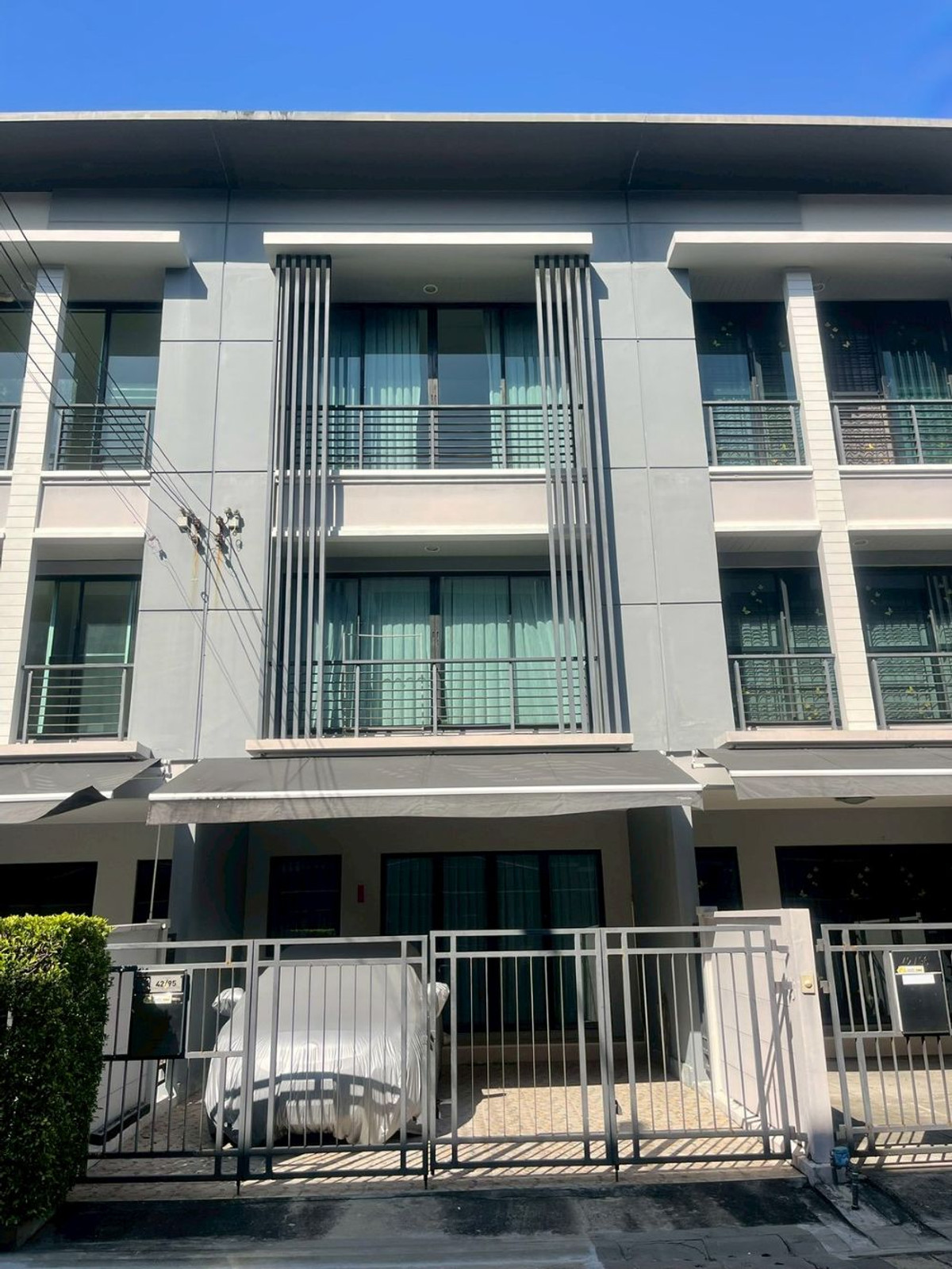 For SaleTownhomeNonthaburi, Bang Yai, Bangbuathong : 3-story townhome for sale, Baan Klang Muang–Rattanathibet Ready to move in Best price in the project, good location, near MRT Nonthaburi Intersection, only 1 km.