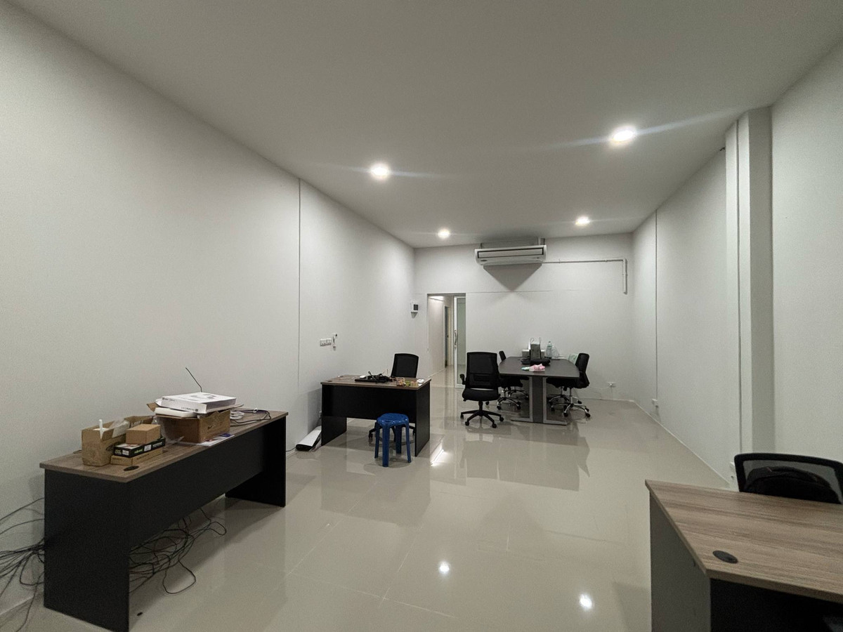 ขายอาคารพาณิชย์ระยอง : ขายอาคารพานิชย์ 3 ชั้นครึ่ง 3 ห้องน้ำ 1 ดาดฟ้า #มาบตาพุด เนื้อที่ 39.8 ตารางวา ที่ตั้ง :ต.มาบตาพุด อ.เมืองระยอง จ.ระยอง หน้ากว้าง 8 เมตร ยาว 16 เมตร  