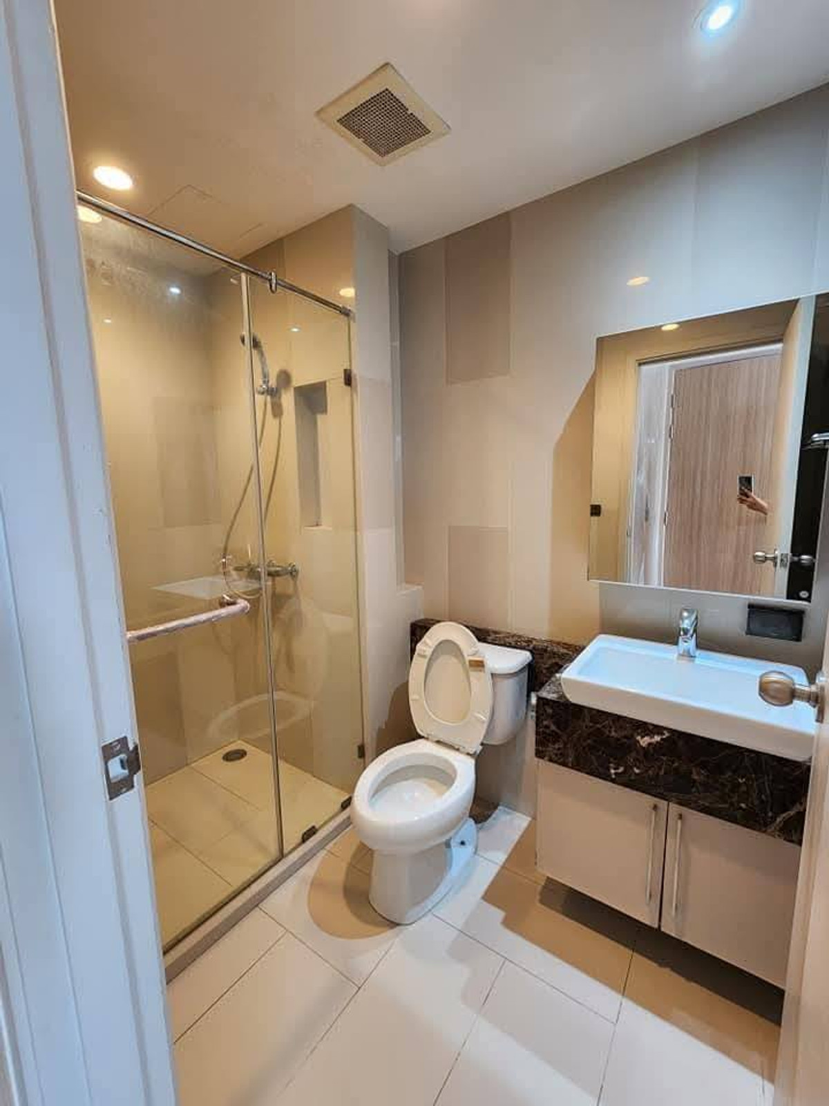 For RentCondoWongwianyai, Charoennakor : Fuse Sathorn Taksin next to BTS Wongwian Yai, available and ready for rent.