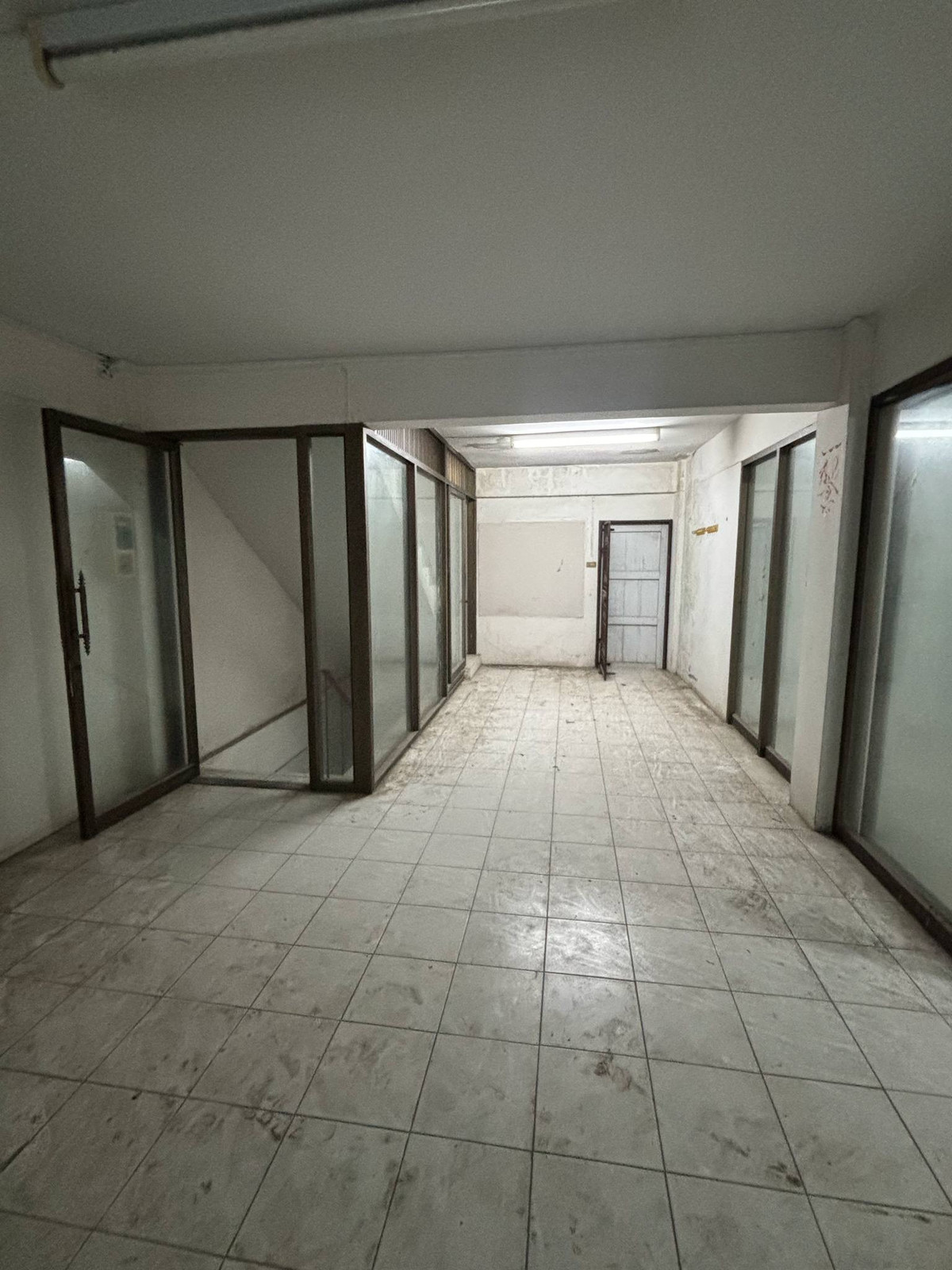 ขายอาคารพาณิชย์ระยอง : ขายอาคารพานิชย์ 3 ชั้นครึ่ง 3 ห้องน้ำ 1 ดาดฟ้า #มาบตาพุด เนื้อที่ 39.8 ตารางวา ที่ตั้ง :ต.มาบตาพุด อ.เมืองระยอง จ.ระยอง หน้ากว้าง 8 เมตร ยาว 16 เมตร  