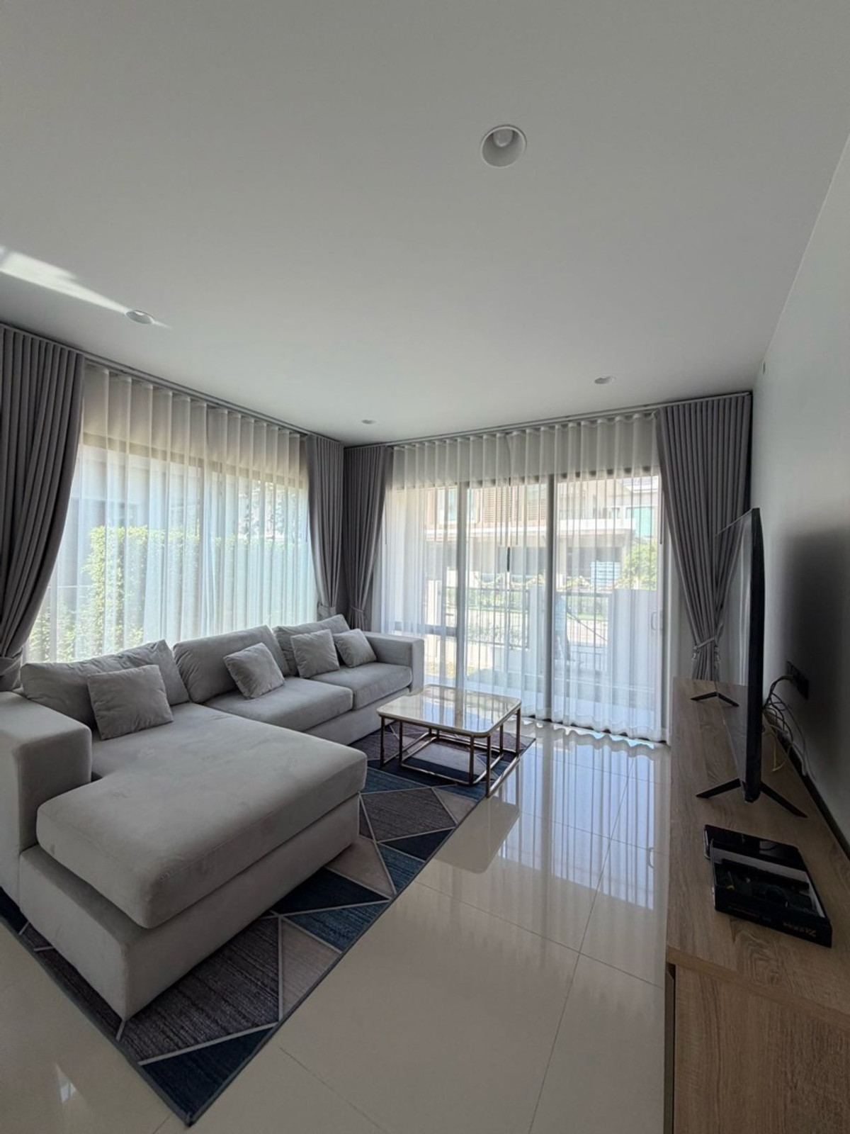 For RentHousePattanakan, Srinakarin : For rent: Burasiri Krungthep Kreetha, good price, many houses to see.