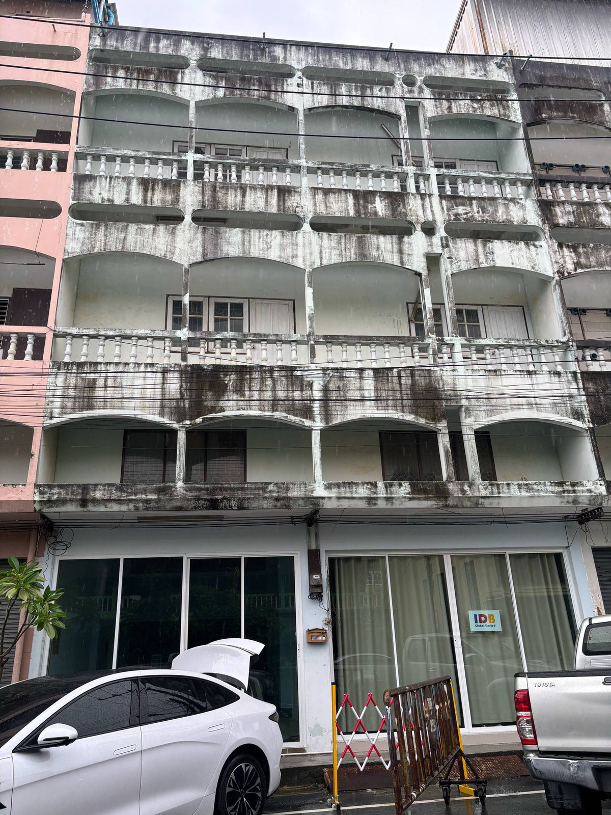 ขายอาคารพาณิชย์ระยอง : ขายอาคารพานิชย์ 3 ชั้นครึ่ง 3 ห้องน้ำ 1 ดาดฟ้า #มาบตาพุด เนื้อที่ 39.8 ตารางวา ที่ตั้ง :ต.มาบตาพุด อ.เมืองระยอง จ.ระยอง หน้ากว้าง 8 เมตร ยาว 16 เมตร  