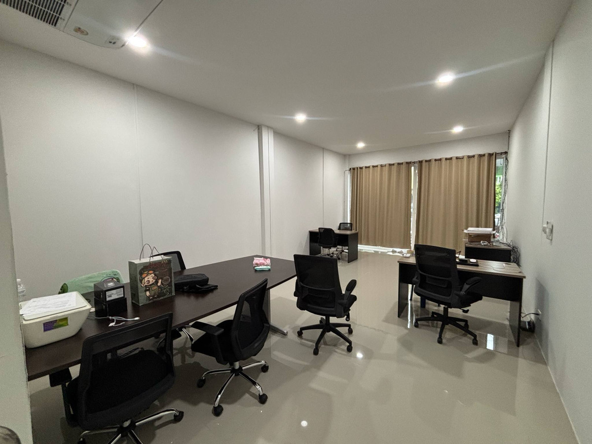 For SaleShop HouseRayong : Commercial building for sale, 3 and a half floors, 3 bathrooms, 1 rooftop #Map Ta Phut, area 39.8 square meters, location: Map Ta Phut Subdistrict, Mueang Rayong District, Rayong Province, width 8 meters, length 16 meters.