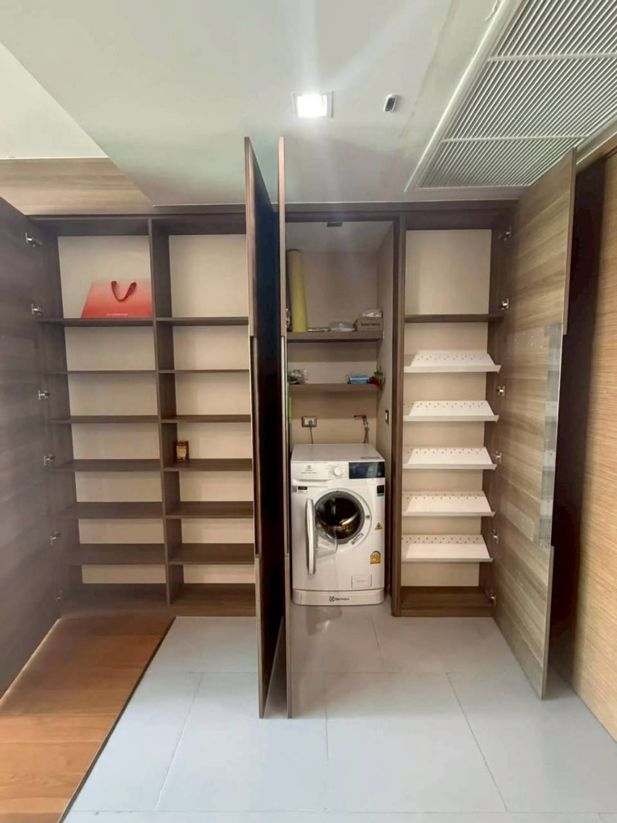 For RentCondoSathorn, Narathiwat : ✅ DADS112 ✅ Line : @p2nproperty