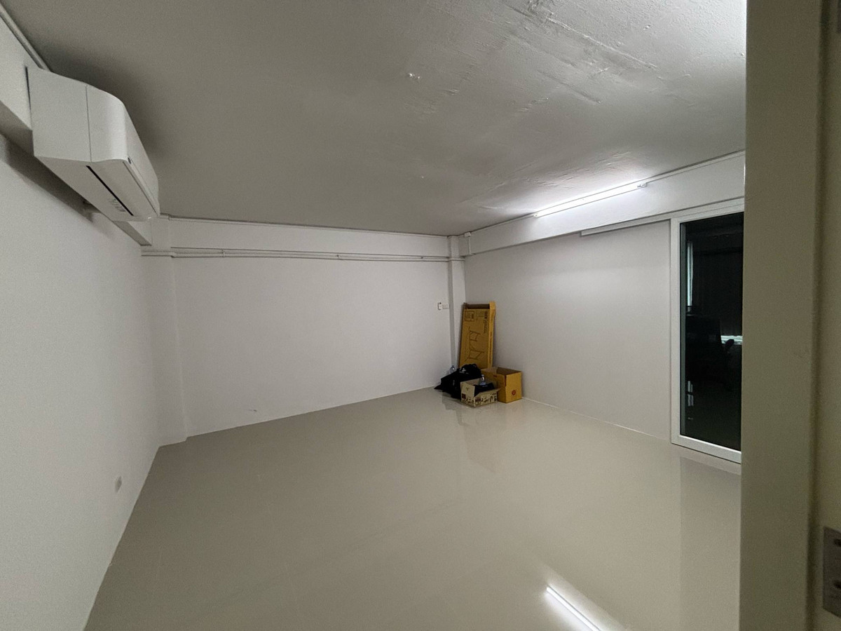 ขายอาคารพาณิชย์ระยอง : ขายอาคารพานิชย์ 3 ชั้นครึ่ง 3 ห้องน้ำ 1 ดาดฟ้า #มาบตาพุด เนื้อที่ 39.8 ตารางวา ที่ตั้ง :ต.มาบตาพุด อ.เมืองระยอง จ.ระยอง หน้ากว้าง 8 เมตร ยาว 16 เมตร  