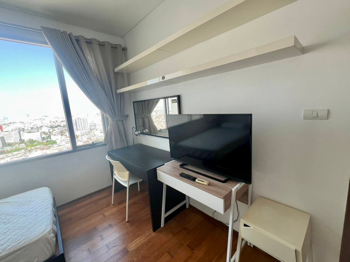 For RentCondoWongwianyai, Charoennakor : For rent, beautifully decorated room, 50 square meters, view of Icon Siam, Condo Villa Sathorn, next to BTS Krung Thonburi.