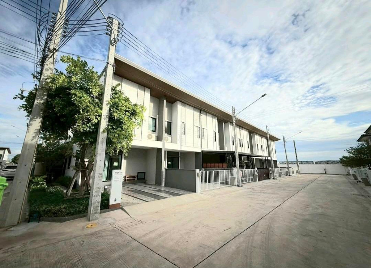 For RentTownhomeNakhon Pathom : For rent: Baan Fah Town Pinklao-Sai 5, 2-story townhome, 2 bedrooms, 2 bathrooms, 2 parking spaces, ready to move in.