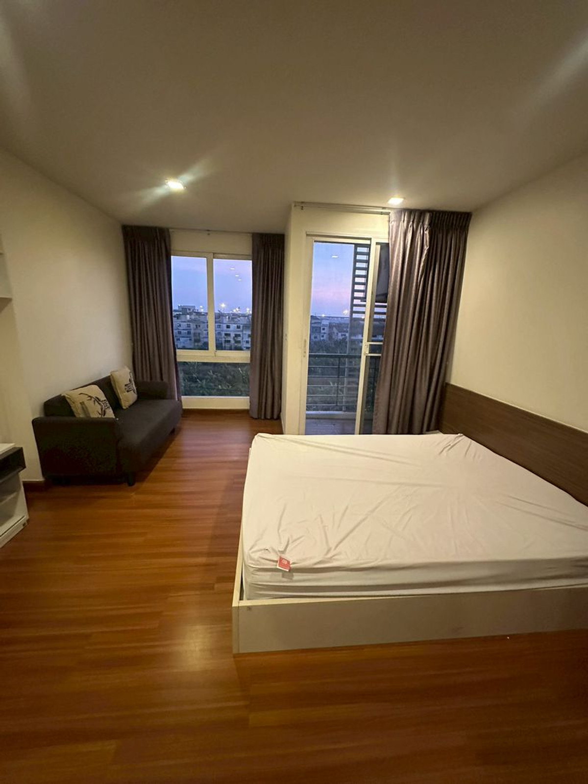 For RentCondoLadkrabang, Suwannaphum Airport : Cheap room for rent, AIRLINK RESIDENCE Condo, very cheap price, 1 BED 32 square meters, Building 1, 6th floor, near Lawson108 (open 24 hours) and Plaza, luxurious hotel-level rooms. There is a lobby on the ground floor.