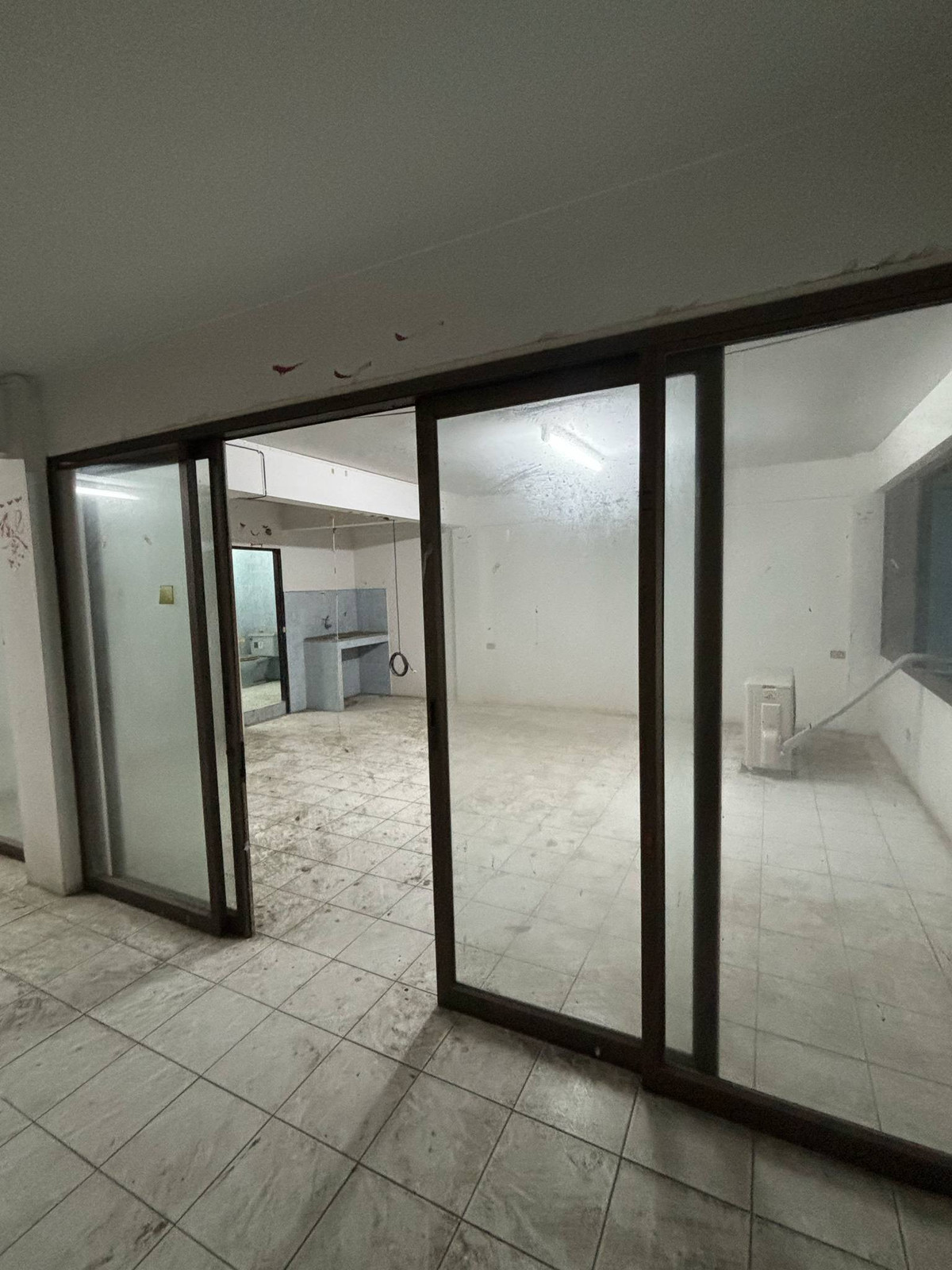 ขายอาคารพาณิชย์ระยอง : ขายอาคารพานิชย์ 3 ชั้นครึ่ง 3 ห้องน้ำ 1 ดาดฟ้า #มาบตาพุด เนื้อที่ 39.8 ตารางวา ที่ตั้ง :ต.มาบตาพุด อ.เมืองระยอง จ.ระยอง หน้ากว้าง 8 เมตร ยาว 16 เมตร  