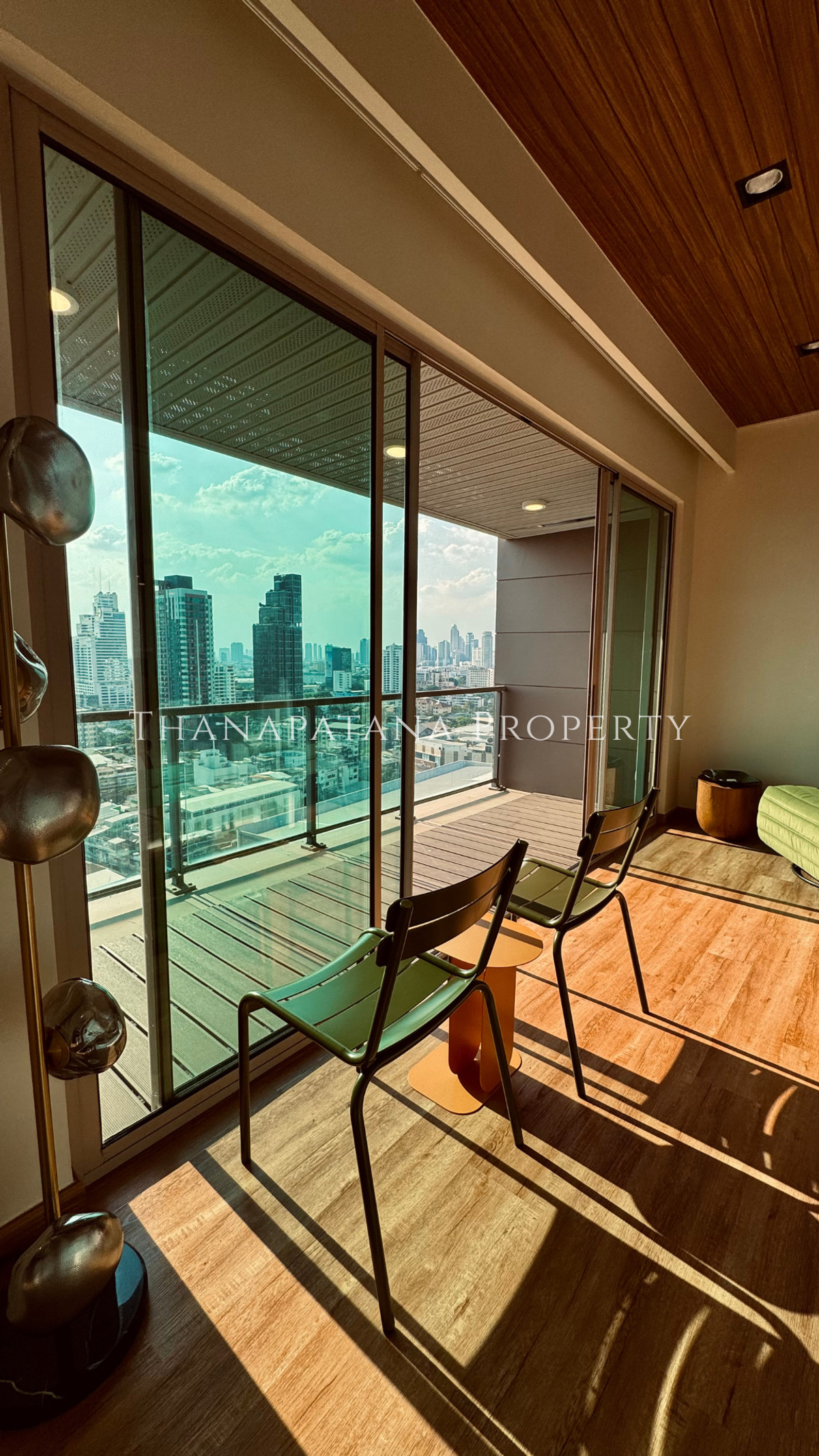 ขายคอนโดสาทร นราธิวาส : ขายคอนโด The Lofts Yenakart 1+1 ห้องนอน 68 ตร.ม. ชั้น 18 ห้องแต่งใหม่ ระเบียงกว้าง โปร่ง ใกล้สาทร