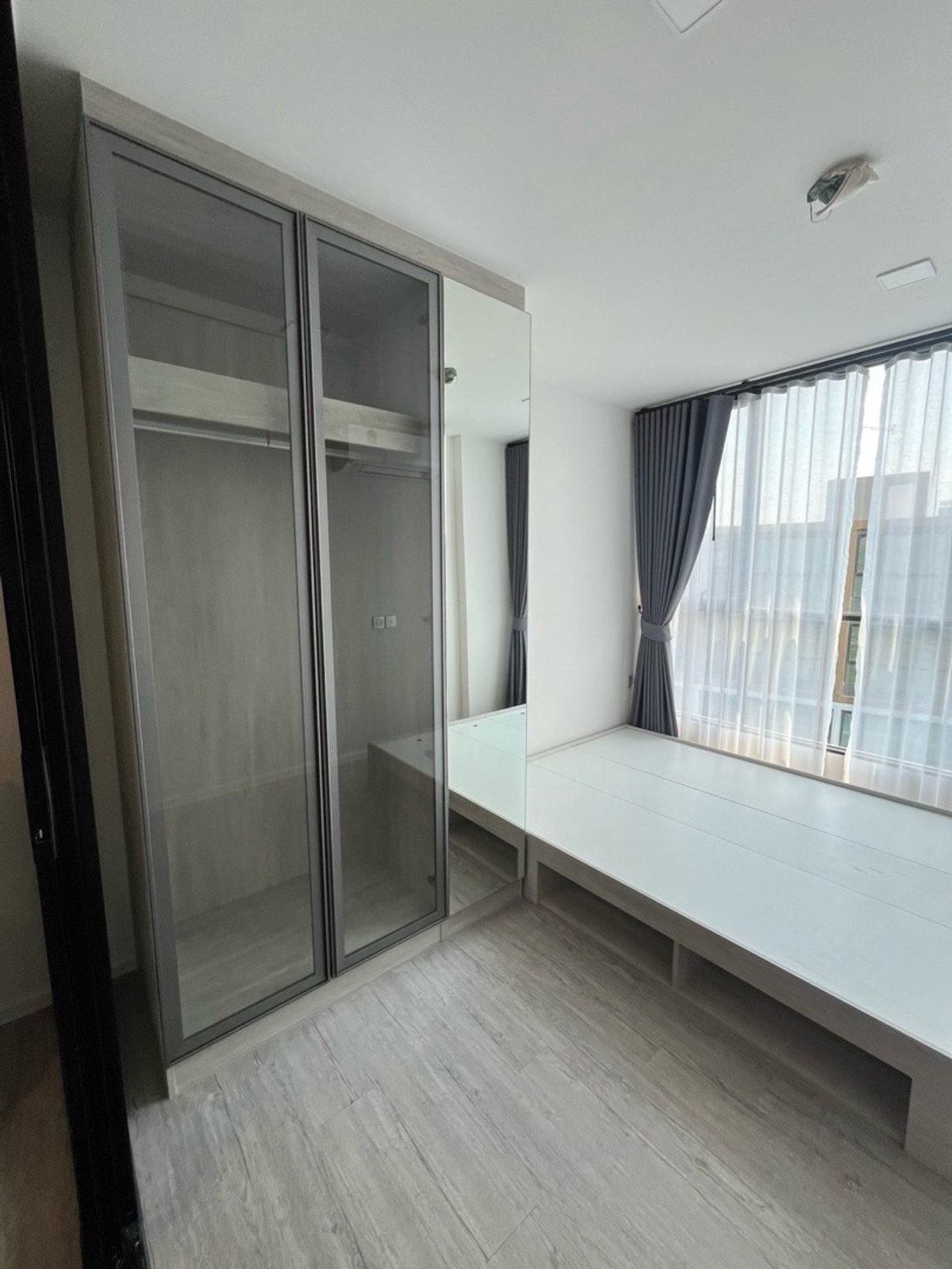 ให้เช่าคอนโดบางนา แบริ่ง ลาซาล : ห้องใหม่ไม่เคยผ่านผู้เช่า ให้เช่า คอนโด Atmoz Tropicana Bangna (แอทโมซ ทรอปิคาน่า บางนา) ขนาดห้อง : 27 ตร.ม ชั้น : 8 ตึก/อาคาร : E ราคา : 10,000 บาท สถานที่ใกล้เคียง : รถไฟฟ้าสายสีเหลือง
