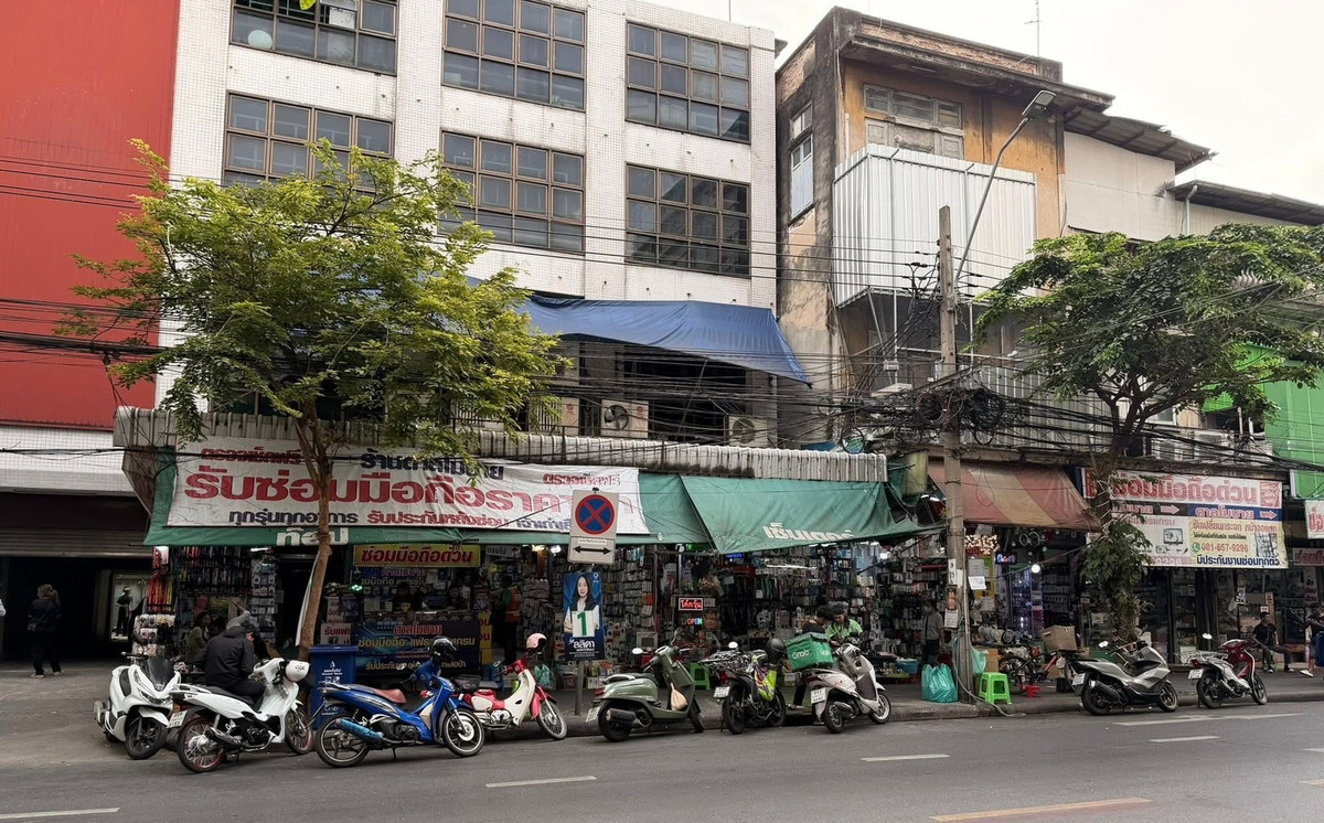 For RentRetail SpaceSiam Paragon ,Chulalongkorn,Samyan : Selling stalls for rent in the Suea Pa Walking Street area all day.