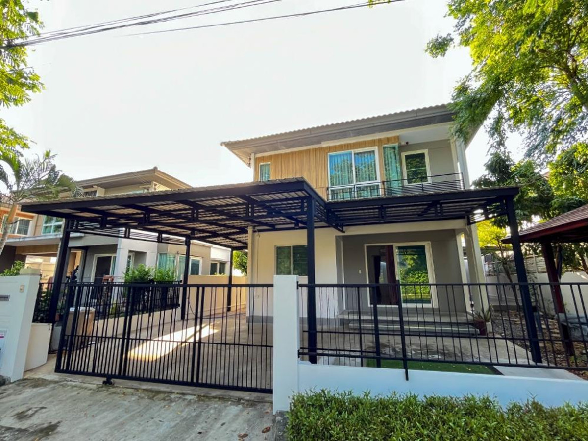 For RentHouseNawamin, Ramindra : Beautifully decorated 2-story house for rent in Ramintra-Phraya Suren area. Near Tokyo Plaza Hathairat, only 2.9 km.