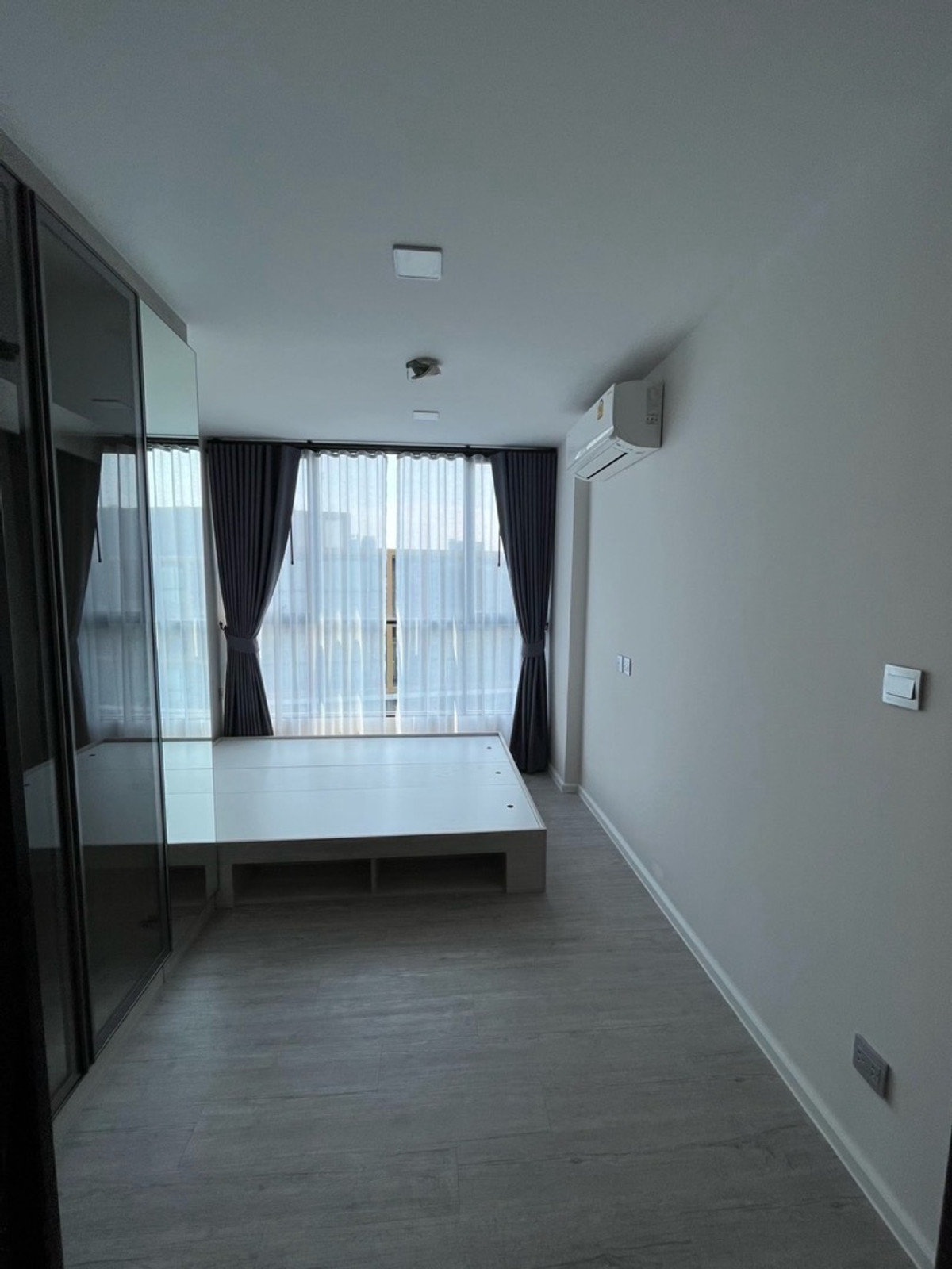 For RentCondoBangna, Bearing, Lasalle : New room, never passed by a tenant, Condo for rent Atmoz Tropicana Bangna (Atmoz Tropicana Bangna) Room size: 27 sq m Floor: 8 Building/Building: E ​​Price: 10,000 baht Nearby places: Yellow Line MRT.