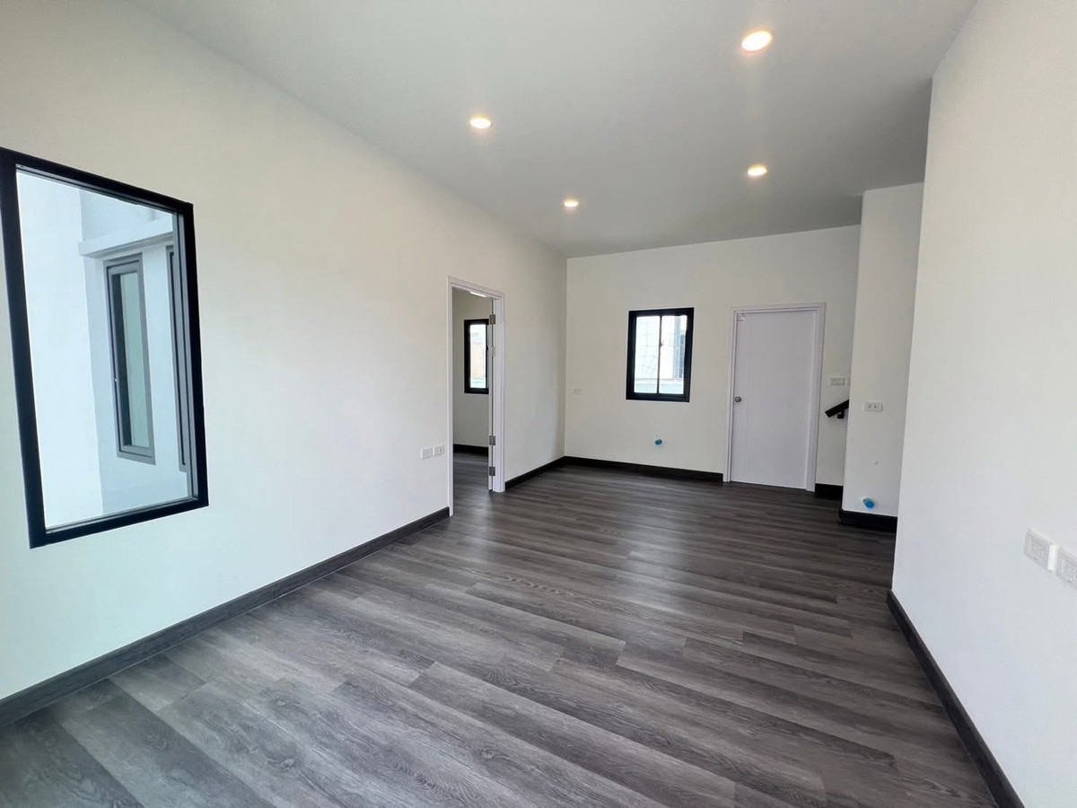 For SaleTownhomePattaya, Bangsaen, Chonburi : 2-story townhome, next to the expressway, close to work areas, easy installments, only 6,xxx baht.