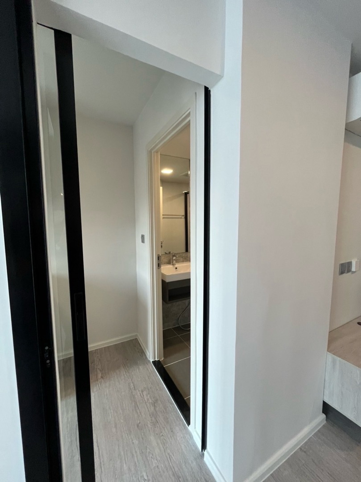 For RentCondoBangna, Bearing, Lasalle : New room, never passed by a tenant, Condo for rent Atmoz Tropicana Bangna (Atmoz Tropicana Bangna) Room size: 27 sq m Floor: 8 Building/Building: E ​​Price: 10,000 baht Nearby places: Yellow Line MRT.