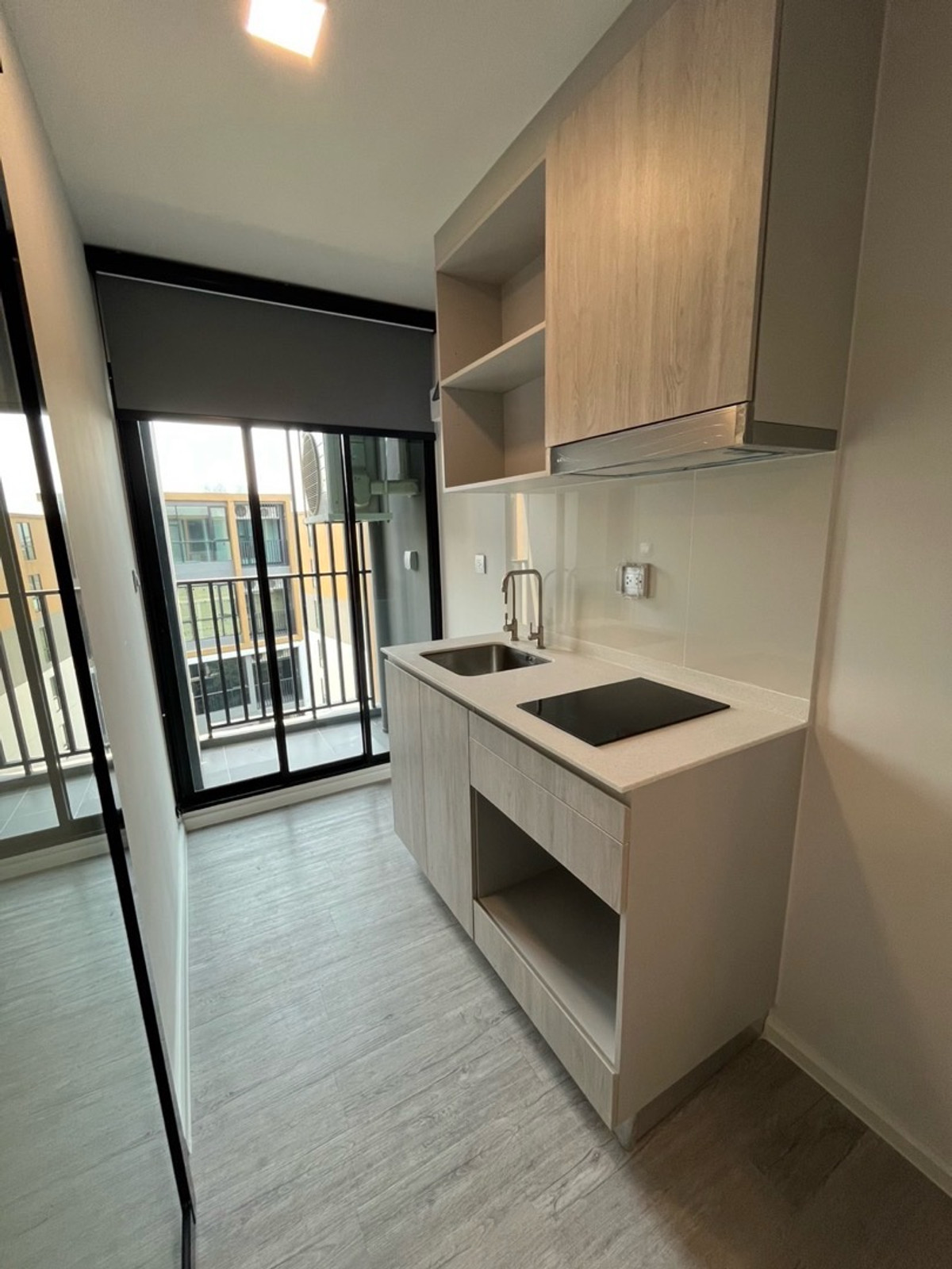 For RentCondoBangna, Bearing, Lasalle : New room, never passed by a tenant, Condo for rent Atmoz Tropicana Bangna (Atmoz Tropicana Bangna) Room size: 27 sq m Floor: 8 Building/Building: E ​​Price: 10,000 baht Nearby places: Yellow Line MRT.