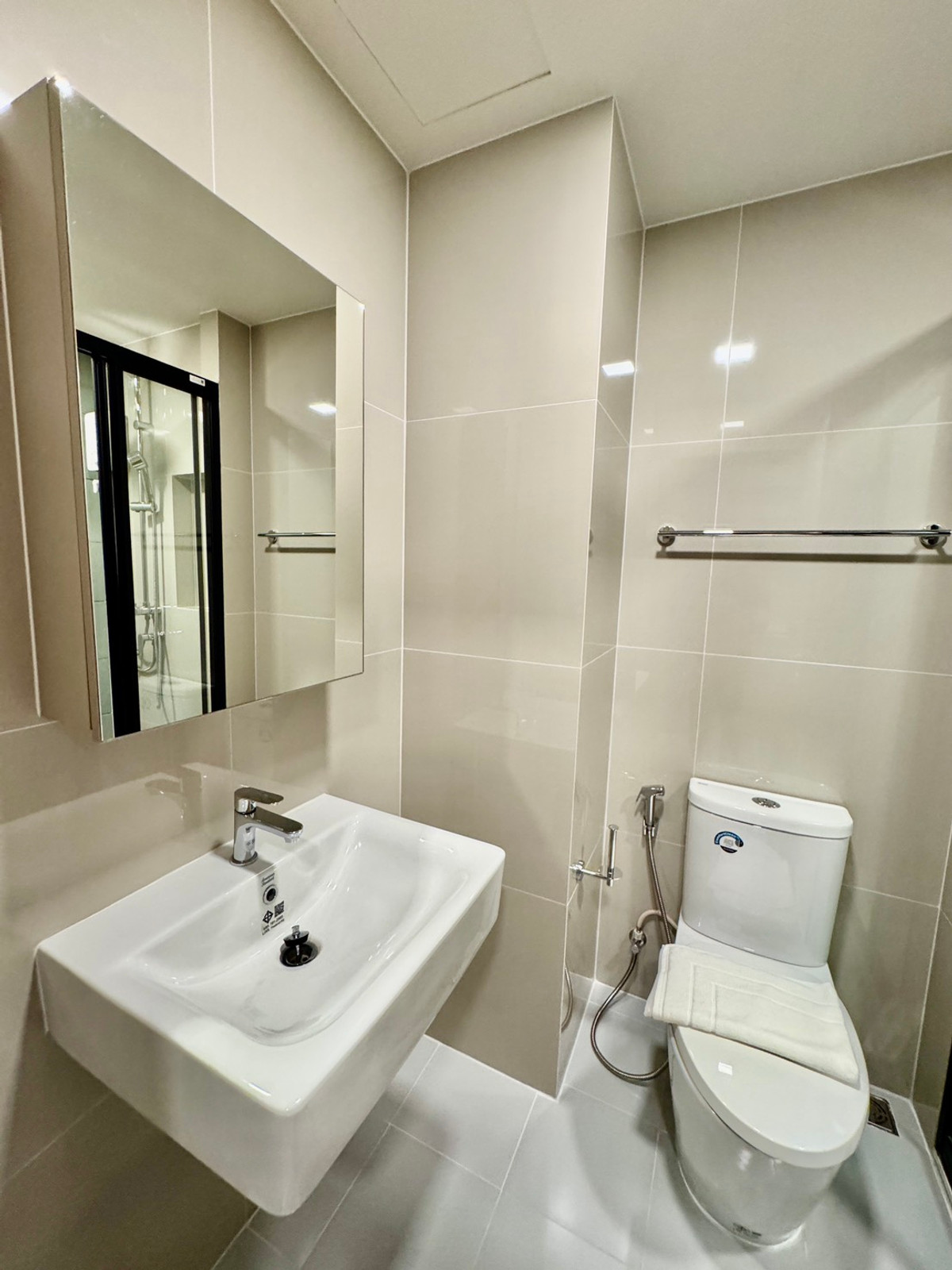 For RentCondoWongwianyai, Charoennakor : River view from the room! 🌊 FLO by Sansiri (new project) beautiful room, high floor, good direction, cool breeze all day. Fully furnished, ready to carry your bags and move in.