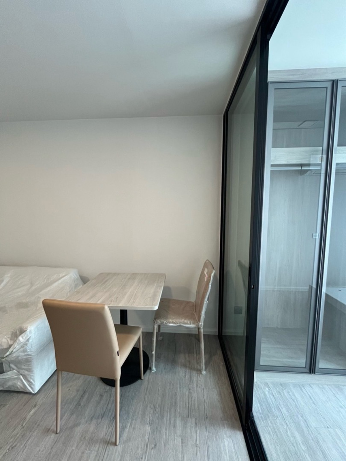 For RentCondoBangna, Bearing, Lasalle : New room, never passed by a tenant, Condo for rent Atmoz Tropicana Bangna (Atmoz Tropicana Bangna) Room size: 27 sq m Floor: 8 Building/Building: E ​​Price: 10,000 baht Nearby places: Yellow Line MRT.