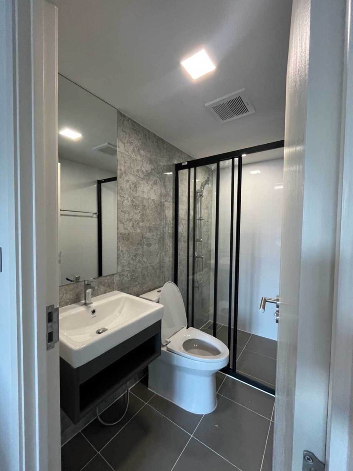 For RentCondoBangna, Bearing, Lasalle : New room, never passed by a tenant, Condo for rent Atmoz Tropicana Bangna (Atmoz Tropicana Bangna) Room size: 27 sq m Floor: 8 Building/Building: E ​​Price: 10,000 baht Nearby places: Yellow Line MRT.