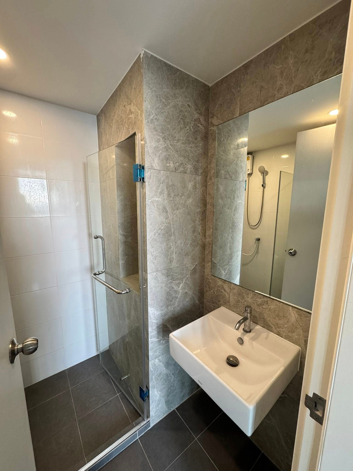 For RentCondoSamut Prakan,Samrong : For Rent ✨ THE ORIGIN SUKHUMVIT - SAILUAT E22 STATION ✨ Fully furnished with appliances.