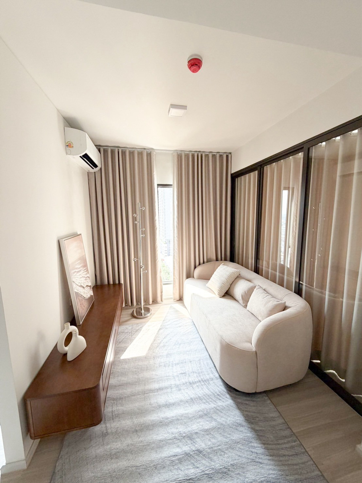 For RentCondoWongwianyai, Charoennakor : Condo for rent, next to BTS Pho nimit 0 meters (entrance is in front of the project), location in city zone, near offices, near malls, universities, schools, hospitals, restaurants, and markets.