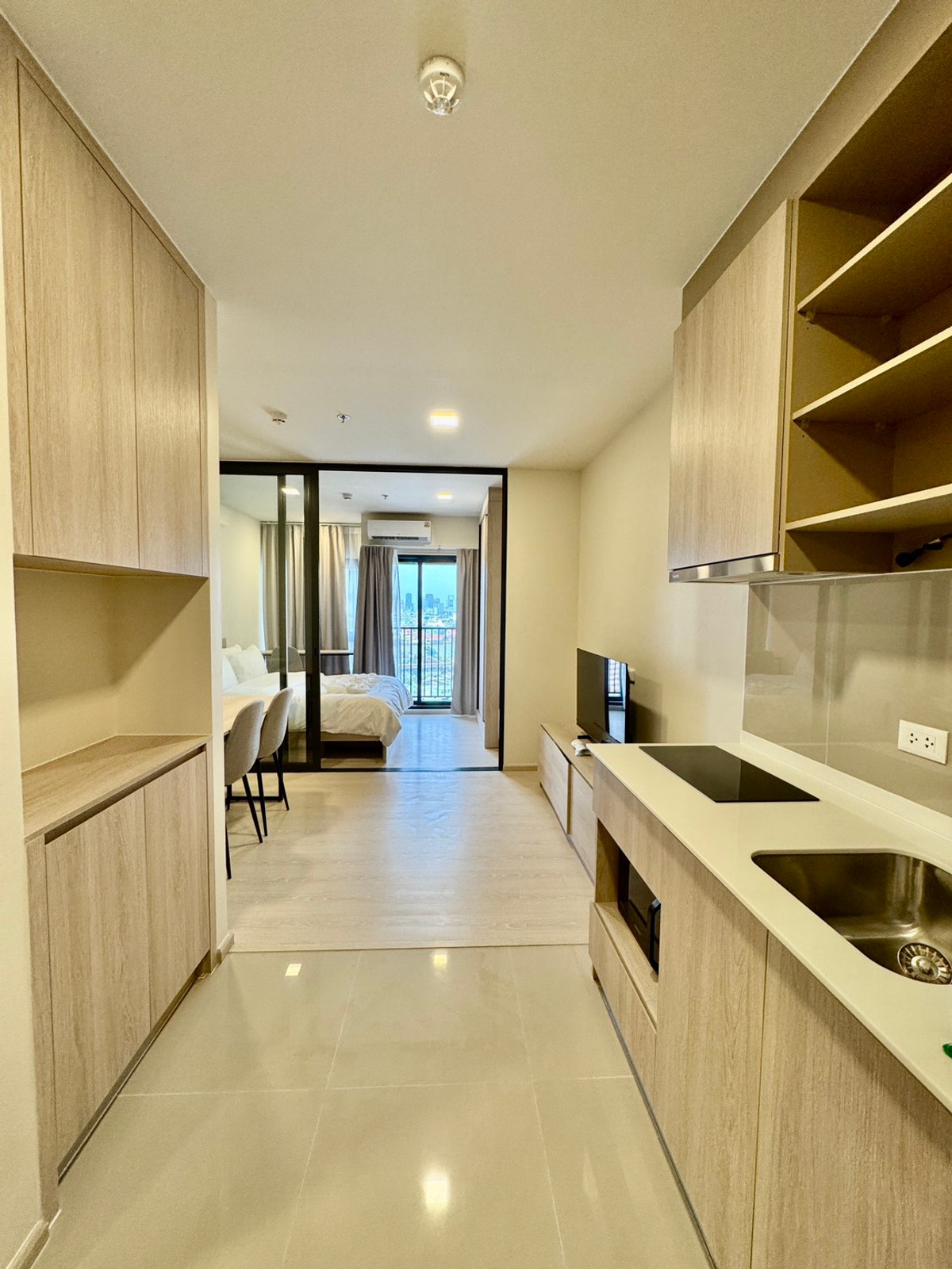 For RentCondoWongwianyai, Charoennakor : River view from the room! 🌊 FLO by Sansiri (new project) beautiful room, high floor, good direction, cool breeze all day. Fully furnished, ready to carry your bags and move in.