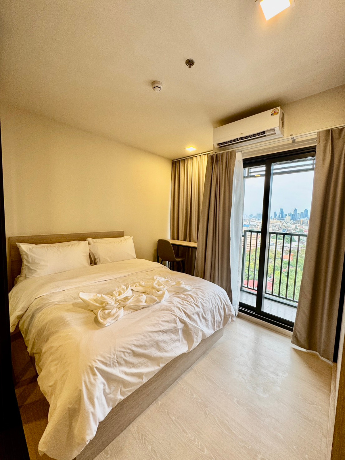For RentCondoWongwianyai, Charoennakor : River view from the room! 🌊 FLO by Sansiri (new project) beautiful room, high floor, good direction, cool breeze all day. Fully furnished, ready to carry your bags and move in.