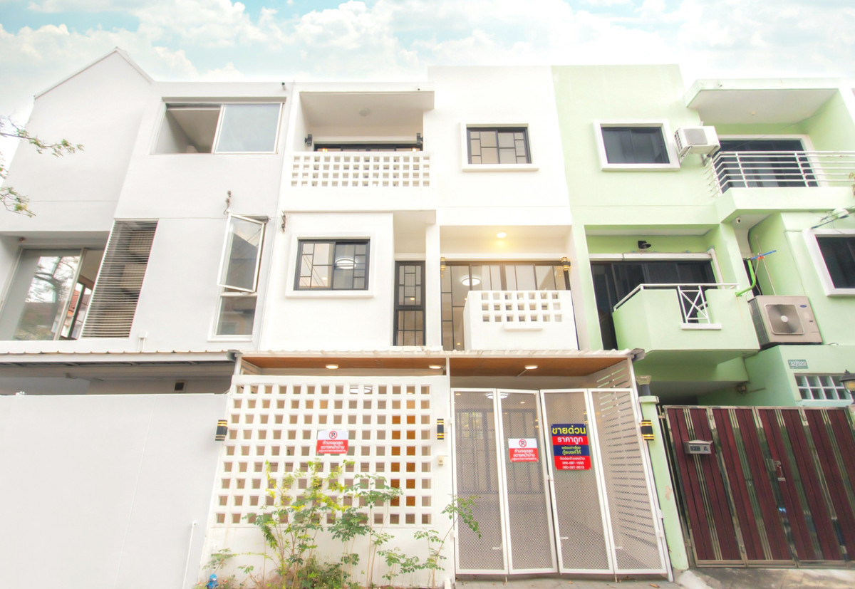 ขายทาวน์โฮมนวมินทร์ รามอินทรา : ขายด่วน!!!!!  🏊‍♀️--- น้ อ ง P O O L ---🏊‍♀️ 🏡 ท า ว น์ โ ฮ ม  3  ชั้ น 🏡 --- หมู่บ้าน ( Private Villa ) --- (  ซ อ ย  น ว มิ น ท ร์  1 3 5  )