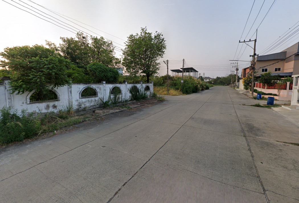 For SaleLandPhutthamonthon, Salaya : Land for sale in Soi Moo Baan Parichat, 194 sq.wa, near Phutthamonthon Sai 4 Road, only 750 m away. KK