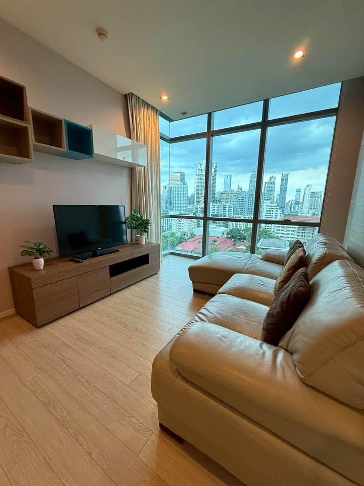 ให้เช่าคอนโดสุขุมวิท อโศก ทองหล่อ : ให้เช่า The Room Sukhumvit 21 ราคา 35,000 บาท [NCr260213]