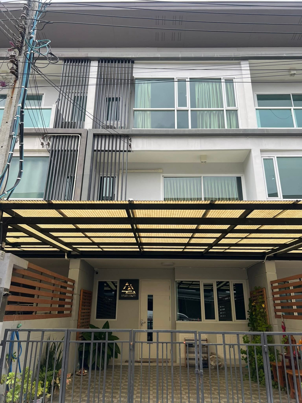 For RentTownhomeKaset Nawamin,Ladplakao : Home office for rent, Prasertmanoonkit 48, there is a cafe, Amazon, at the mouth of the alley, opposite Chocolate View, suitable for a home office or residence if you dont want office furniture. can be removed
