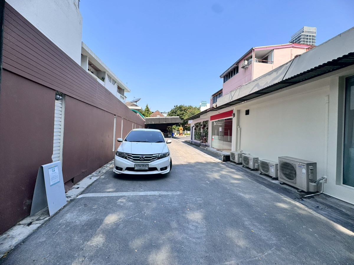 ให้เช่าร้านค้า/ตลาดนัดสุขุมวิท อโศก ทองหล่อ : ให้เช่าพื้นที่ร้านค้า ทองหล่อ13 เข้าซอยเพียง 100 เมตร ทำเลดี เหมาะทำธุรกิจ (N.1985)