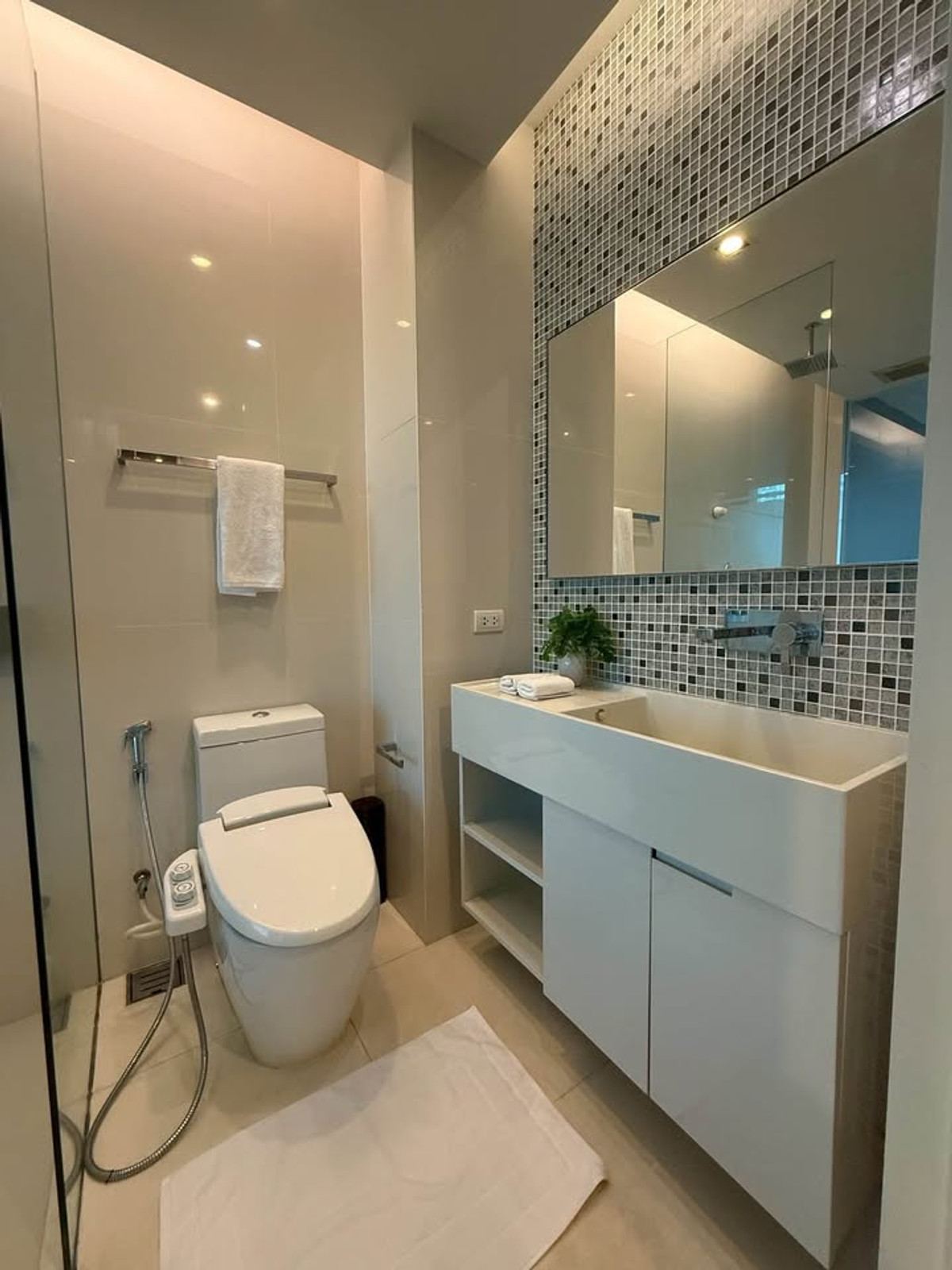 ให้เช่าคอนโดสุขุมวิท อโศก ทองหล่อ : ให้เช่า The Room Sukhumvit 21 ราคา 35,000 บาท [NCr260213]