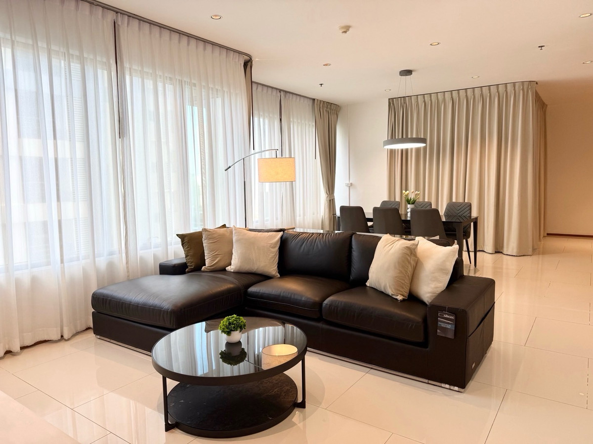 For RentCondoSukhumvit, Asoke, Thonglor : Beautiful unit with spacious size, huge terrace and cozy for rent in Phrom pong.