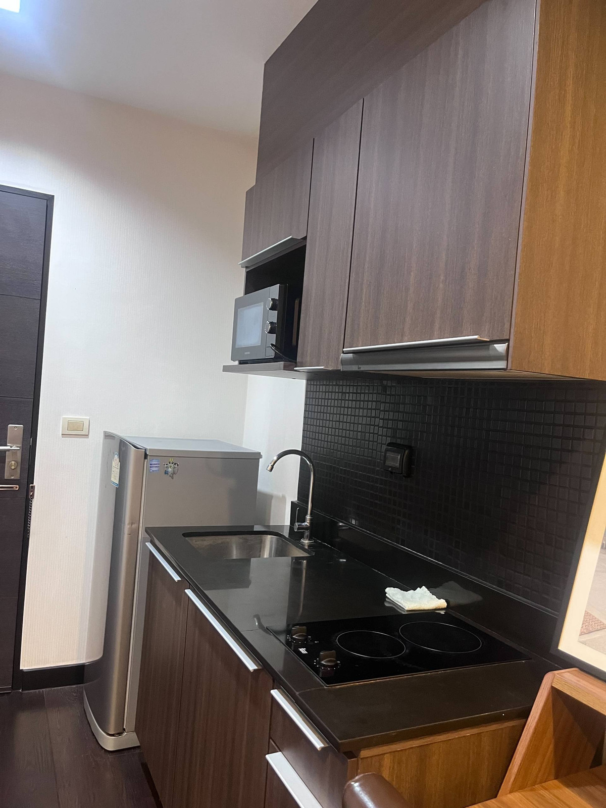 ให้เช่าคอนโดราชเทวี พญาไท : Ideo Q Phayathai【𝐑𝐄𝐍𝐓】🔥ลุคสุภาพแต่มีคาแรกเตอร์ ลายไม้เข้มสไตล์โมเดิร์น🔥 ติดต่อไลน์ไอดี: @hacondo