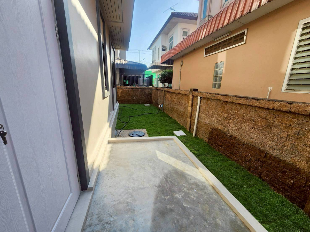 For SaleHouseNonthaburi, Bang Yai, Bangbuathong : 2-story detached house for sale, Thanasiri Rattanathibet, Bang Yai, Bang Bua Thong, Nonthaburi, Central Westgate Bang Yai, MRT (Purple Line), Bang Rak Yai Station. and Bang Phlu Station